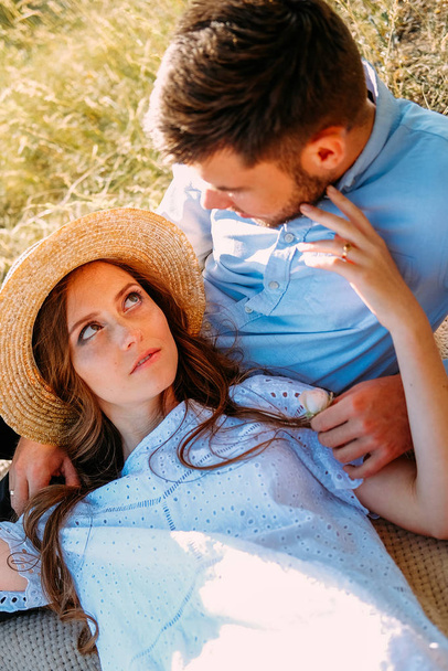Романтичний пікнік для двох молодих коханців
 - Фото, зображення