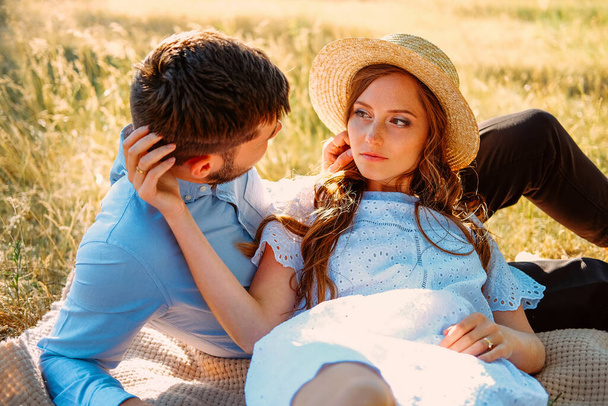 Romantikus piknik két fiatal szerelmesnek - Fotó, kép