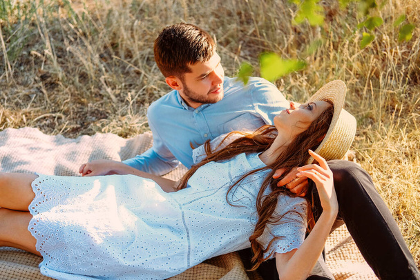 Romantische picknick voor twee jonge geliefden - Foto, afbeelding