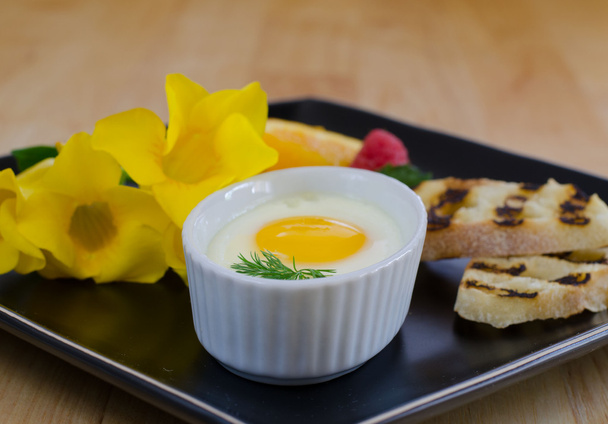breakfast baked egg with fruits and bread - Φωτογραφία, εικόνα