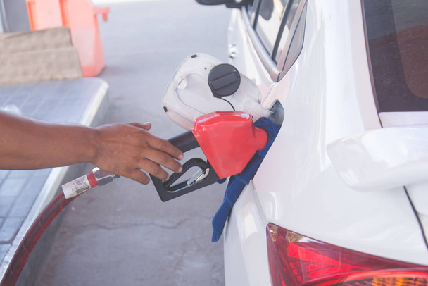 Homem bombeando gasolina combustível no carro no posto de gasolina - Foto, Imagem
