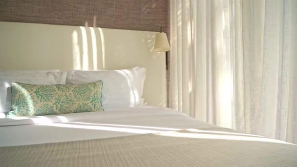 videomateriaalia ylellisestä makuuhuoneesta hotellissa - Materiaali, video