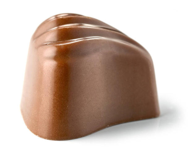 Schokoladenpraline isoliert auf weißem Hintergrund, selektiver Fokus - Foto, Bild