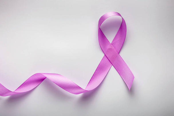 Október a mellrák tudatosság hónapja. Rózsaszín Szalag az emberek életéért és betegségéért. Egészségügyi ellátás, Nemzetközi Nőnap és a rák világnapja koncepció. - Fotó, kép