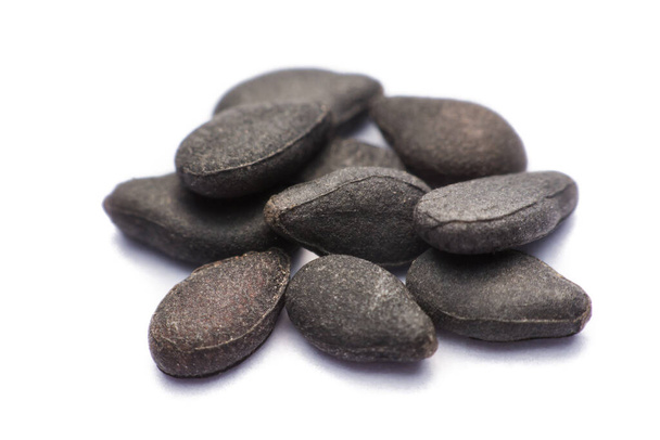 Close up stapel van zwarte sesam zaden geïsoleerd op witte achtergrond - Foto, afbeelding