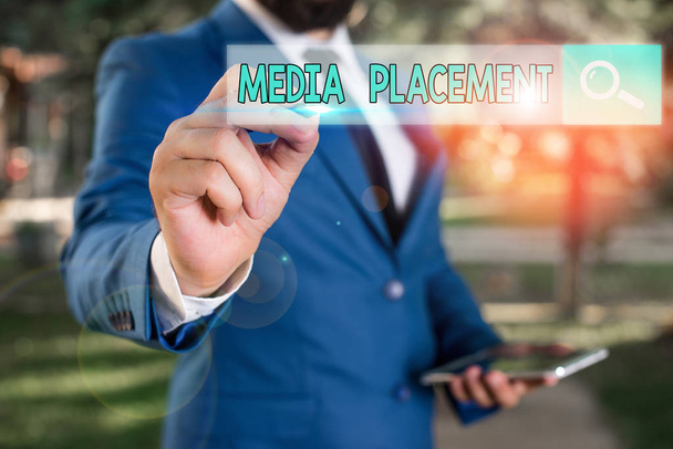 Tekstiä kirjoittava Media Placement. Liiketoimintakonsepti tapa sijoittaa mainoksen viestin median avulla
. - Valokuva, kuva