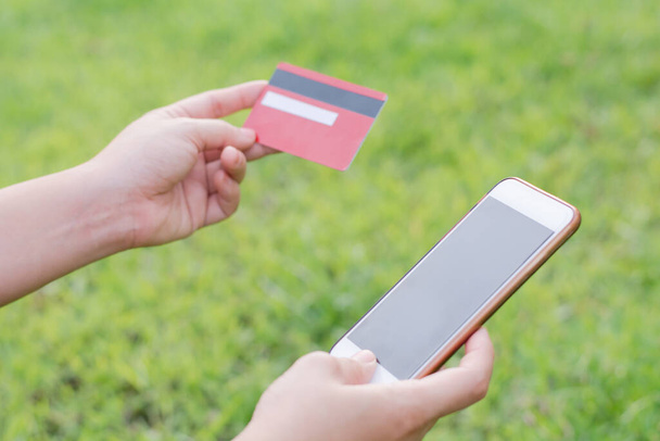 vrouw handen met creditcard en het gebruik van mobiele telefoon, smartphone voor online winkelen  - Foto, afbeelding