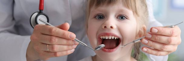 Egy gyerek a fogorvosnál. - Fotó, kép