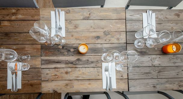 стіл на обідньому столі з дерев'яними стільцями
. - Фото, зображення