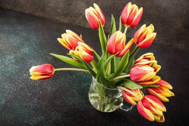 Tulipanes rojos amarillos en jarrones de vidrio - Foto, Imagen