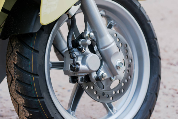 sistema de freio a disco e roda de motocicleta automática
 - Foto, Imagem