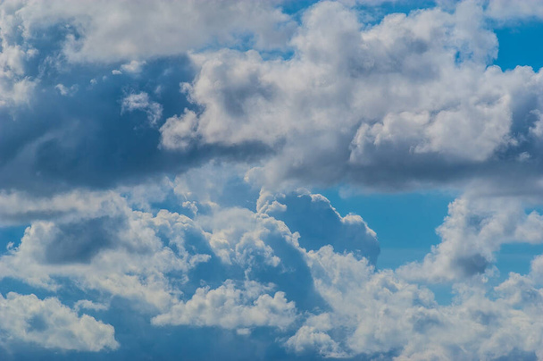 Cumulus chmury w słoneczny letni dzień w sierpniu. - Zdjęcie, obraz