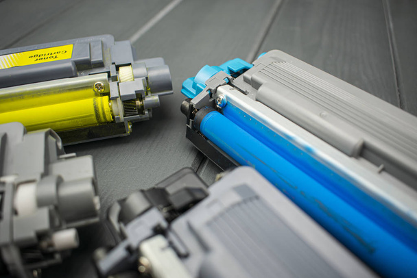 Close-up van cyaan en gele vervangcartridges voor de toner van een kleurenlaserprinter - Foto, afbeelding