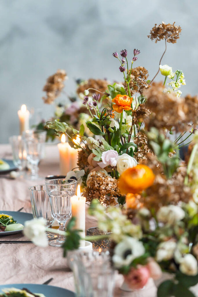 Easter table with candles and flowers - Foto, Imagem