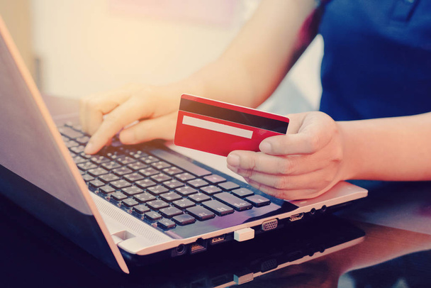 Donna mano in possesso di carta di credito e utilizzando computer portatile. Concetto di shopping online - Foto, immagini