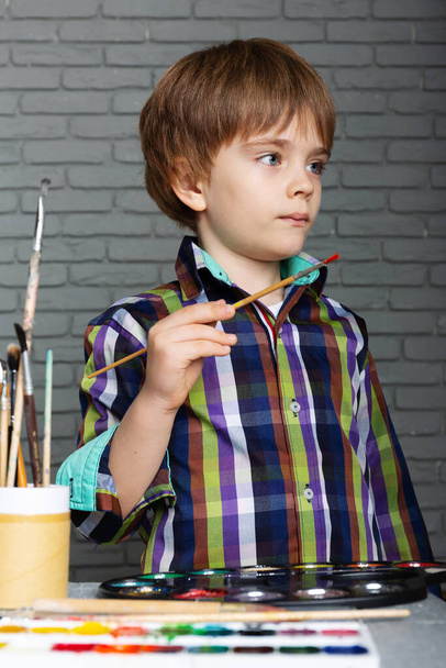 Preschool boy learns to think creatively - Photo, Image