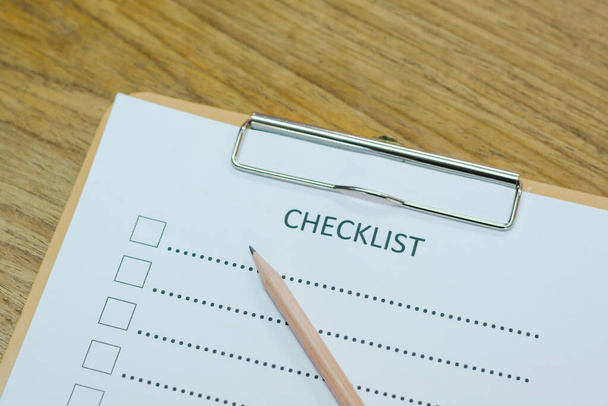 Concetto di checklist - checklist, carta e penna con la parola checklist sul tavolo di legno
 - Foto, immagini