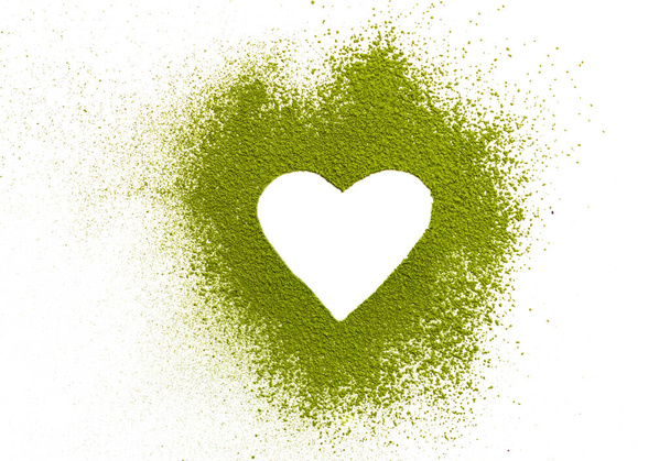 Corazón de matcha por té verde de matcha en polvo. concepto de bebidas saludables. bebidas energéticas estimulantes. hora del té por la mañana
. - Foto, imagen