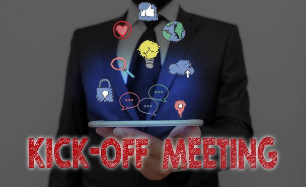 Escritura de mano conceptual que muestra Kick Off Meeting. Foto de negocios mostrando la primera reunión con el equipo del proyecto y el cliente
. - Foto, Imagen