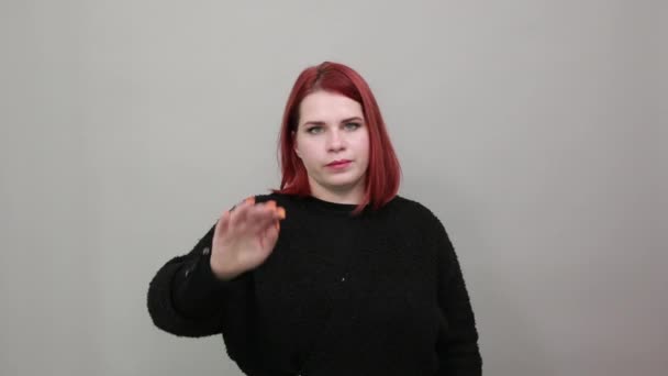 товста леді в светрі сердита жінка протестує, показує руку долоні як знак зупинки, достатньо
 - Кадри, відео