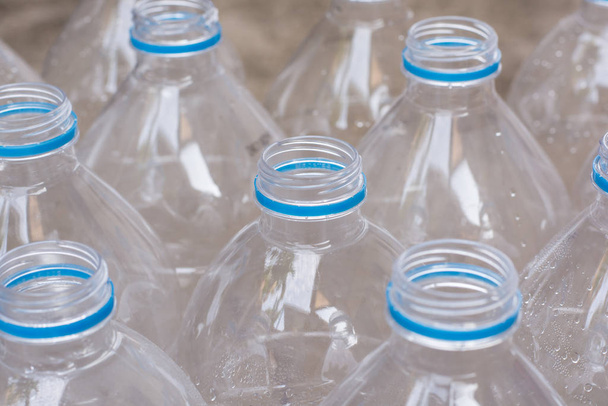 Ряды бутылок с водой
 - Фото, изображение