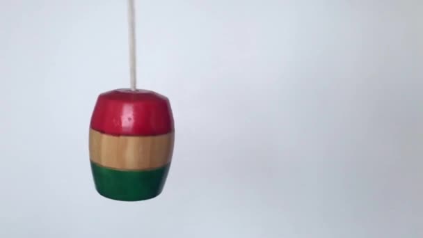 Tradycyjna meksykańska zabawka "balero" wchodzi na ekran w zwolnionym tempie - Materiał filmowy, wideo