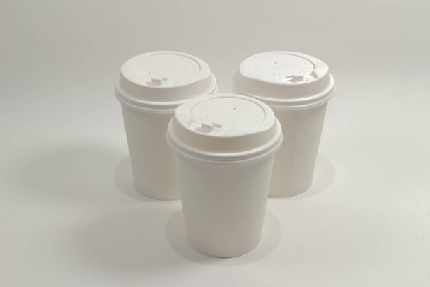 koffiekopje geïsoleerd op geruite achtergrond met inbegrip van clipping pad. - Foto, afbeelding