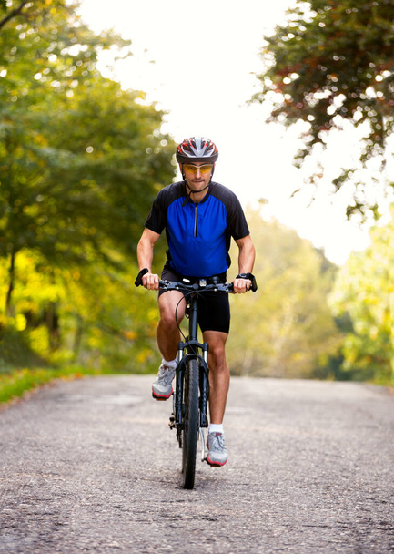 Desportivo homem ativo passeio de bicicleta
 - Foto, Imagem