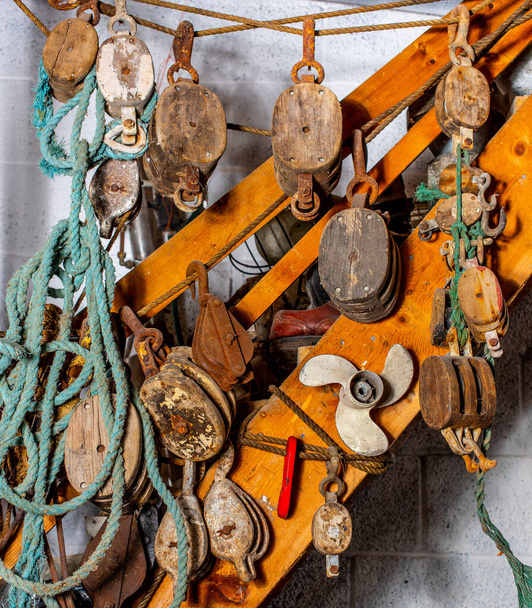 Colección marítima de cuerdas, bloques y hélices
. - Foto, Imagen