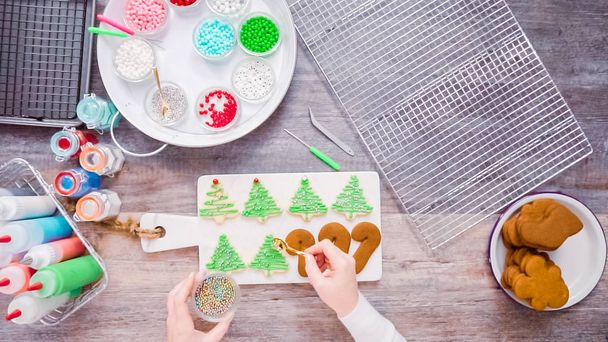 Acostado. Paso a paso. Decoración de galletas de jengibre y azúcar con glaseado real para Navidad
. - Foto, Imagen