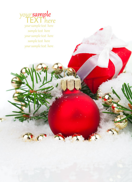Різдвяні кульки і ялинкові гілки з прикрасами ізольовані над
 - Фото, зображення