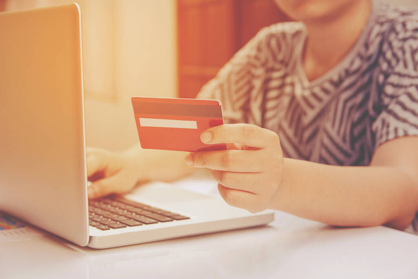 donna che utilizza laptop e in possesso di carta di credito con shopping online o internet banking online
. - Foto, immagini