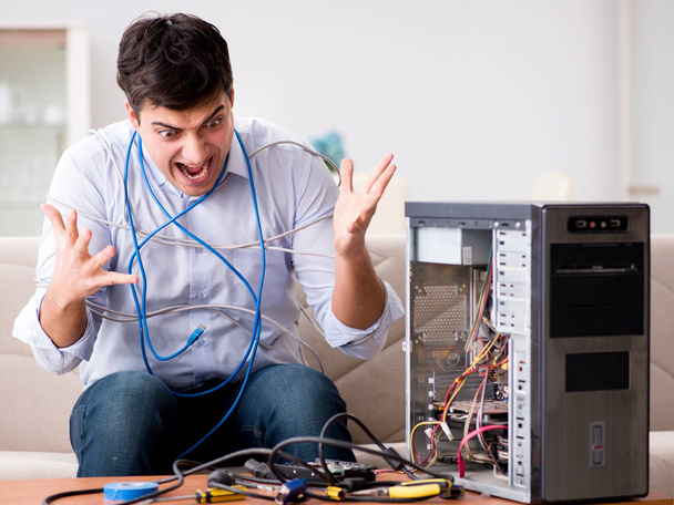 Frustrovaný muž s nefunkční pc počítač - Fotografie, Obrázek