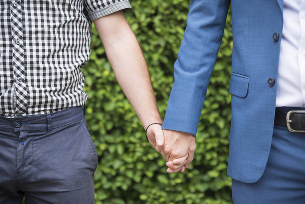 Гей-пара гомосексуалистов, держащихся за руки, влюбляются. Концептуальные образы
 - Фото, изображение