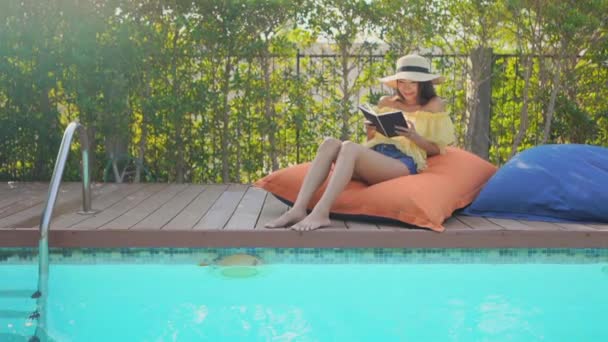 footage of beautiful Asian woman relaxing in pool at hotel - Video, Çekim