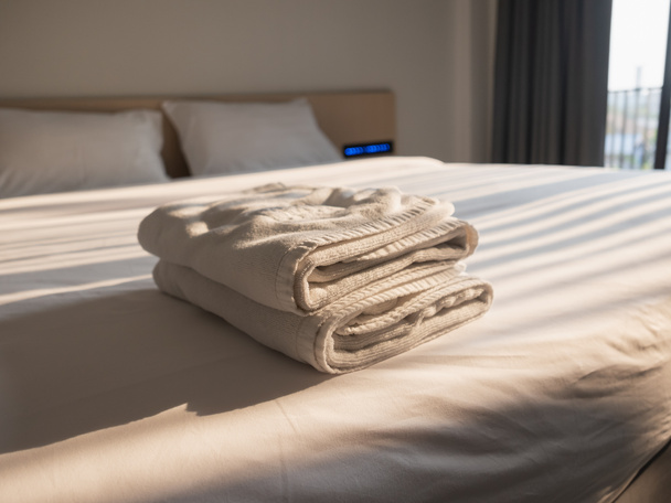 zblízka ručník na posteli v hotelu - Fotografie, Obrázek