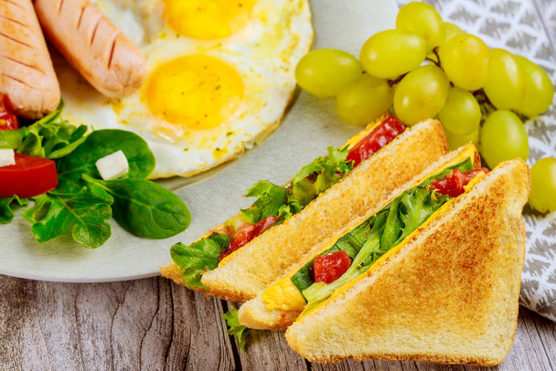 Petit déjeuner de remise en forme avec œufs, salade, pain grillé au raisin et fromage
. - Photo, image