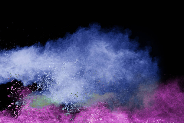 Eksplozja niebieskiego różu kolorowy proszek izolowany na czarnym tle.Różowy niebieski pył splash. - Zdjęcie, obraz