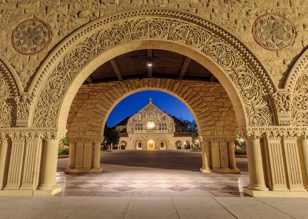 Stanford Memorial Churchin pohjoinen faade, nähtynä Main Quadin muistomerkkituomioistuimesta
 - Valokuva, kuva