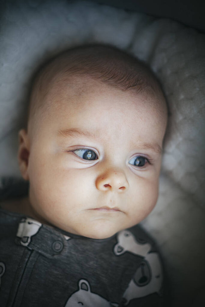 Κοντινό πορτραίτο, νεογέννητο αγοράκι  - Φωτογραφία, εικόνα