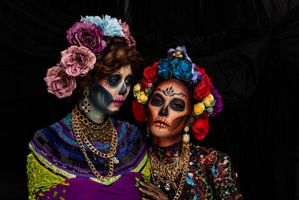 Çiçek tacıyla süslenmiş kafatası makyajlı bir kadının yakın plan portresi. Cadılar Bayramı konsepti - Fotoğraf, Görsel