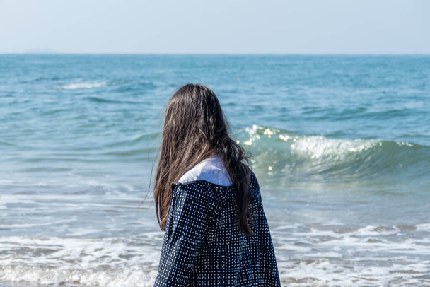 Girl looking at sea from behind - Foto, Imagem
