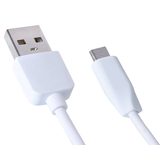 micro câble USB sur un fond blanc - Photo, image