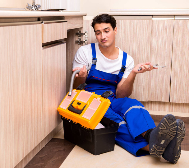 Nuori korjaaja työskentelee keittiössä - Valokuva, kuva