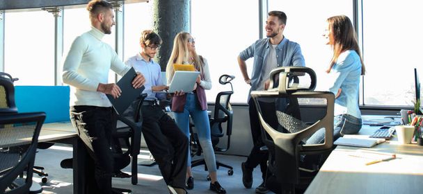 Mladí kolegové v neformálně nosit pracovní při trávení času v kanceláři - Fotografie, Obrázek