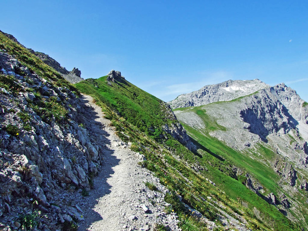 Μονοπάτια πεζοπορίας και πεζοπορίας στην κοιλάδα Malbuntal Alpine και στην οροσειρά των Άλπεων του Λιχτενστάιν - Malbun, Λιχτενστάιν - Φωτογραφία, εικόνα