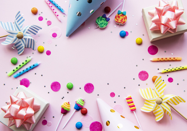 Gelukkige verjaardag of feest achtergrond. Flat Lay wtih verjaardag ballonnen, confetti en linten op roze achtergrond. Bovenaanzicht. Kopieerruimte. - Foto, afbeelding