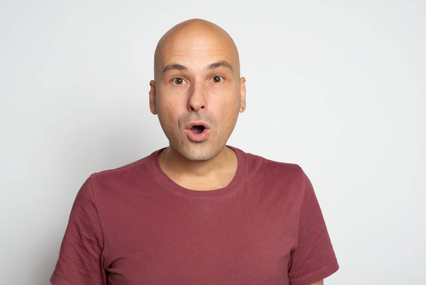 Shocked caucasian guy. Funny bald man isolated on grey background - Фото, зображення