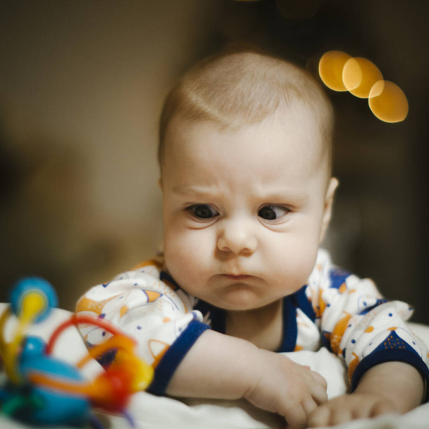 Κοντινό πορτραίτο, νεογέννητο αγοράκι  - Φωτογραφία, εικόνα