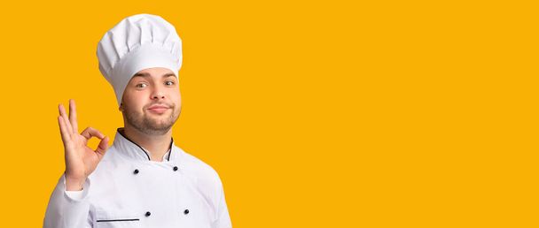 Profissional Chef Gesturing OK posando em fundo amarelo, Panorama
 - Foto, Imagem